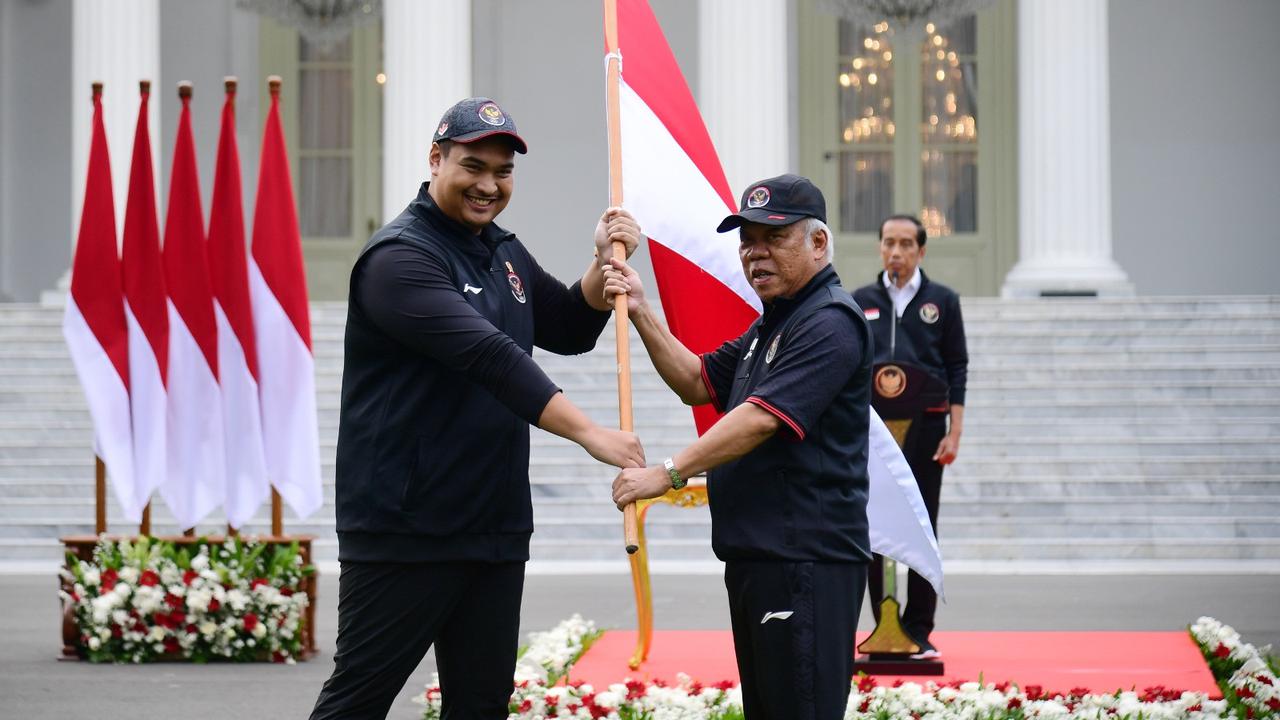 Menteri Pemuda dan Olahraga (Menpora) RI, Dito Ariotedjo dengan Chef de Mission (CdM) Kontingen Indonesia untuk Asian Games 2022, Basuki Hadimuljono.