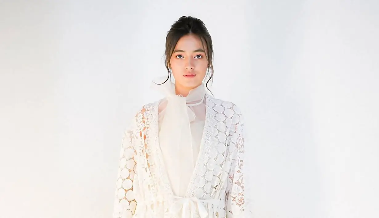 Punya suara indah dan jago berakting, kekasih dari Bryan Domani ini memang kian populer. Sudah banyak film, sinetron hingga serial yang ia bintangi. Selain itu ia pun banyak membagikan hasil pemotretannya yang tampil dengan makeup flawless. (Liputan6.com/IG/@mawar_eva)