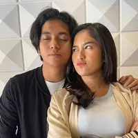 Sama-sama mengawali karier menjadi penyanyi di grup vokal, kini keduanya dipertemukan di depan kamera sebagai pasangan suami istri. Menjadi pasangan suami istri muda, keduanya banyak bikin baper para netizen. Beberapa potret kemesraan keduanya saat menjalani syuting hingga pemotretan pun tidak luput dari sorotan. (Liputan6.com/IG/@ochii24_ofc)