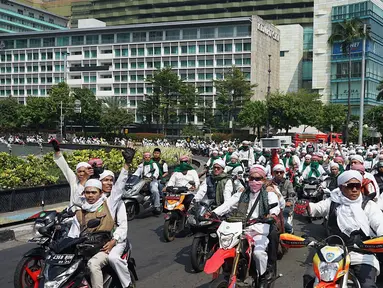 Laskar Front Pembela Islam (FPI) mengikuti konvoi menggunakan sepeda motor saat melintas di Bundaran HI, Jakarta, Rabu (22/5/2019). FPI mengerahkan simpatisannya di Jabodetabek untuk berdemonstrasi terkait hasil rekapitulasi suara Pemilu 2019 di gedung Bawaslu. (Liputan6.com/Immanuel Antonius)