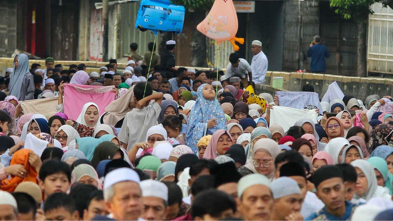 FOTO: Shalat Idul Adha di Depan Gereja Koinonia, Simbol Toleransi Umat Beragama