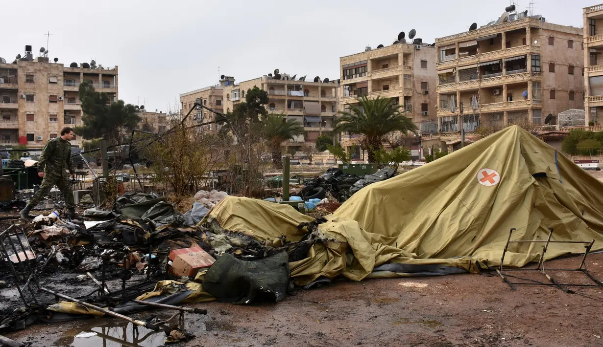 Kondisi sebuah rumah sakit lapangan militer Rusia di Kota Aleppo yang diserang oleh oposisi Suriah, Senin (5/12). Kemenhan Rusia mengatakan, pemberontak Suriah telah mengarahkan tembakan artileri ke rumah sakit lapangan tersebut. (GEORGE OURFALIAN/AFP)