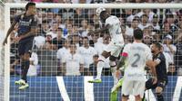 Bek AC Milan, Fikayo Tomori menyundul bola dan menjebol gawang Real Madrid dalam laga uji coba di Rose Bowl Stadium, California, Senin (24/7/2023) pagi WIB. (AP Photo/Ashley Landis)