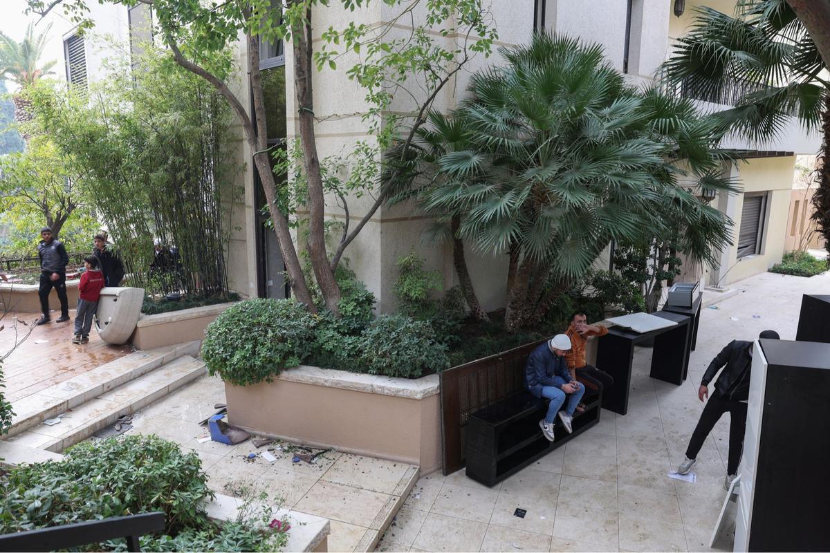 Rumah mewah Presiden Suriah Bashar Al Assad dijarah warga