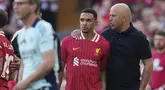 Pemain Liverpool, Trent Alexander-Arnold (tengah) bersama pelatih Arne Slot setelah laga lanjutan Liga Inggris 2024/2025 melawan Arsenal di Anfield, Liverpool, Inggris, Minggu (11/05/2025) waktu setempat. (AP Photo/Jon Super)