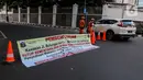 Spanduk pemberitahuan penutupan area kawasan Taman Ayodya, Jalan Bulungan dan Mahakam, Jakarta, Rabu (23/9/2020). Penutupan jalan dilakukan agar masyarakat tidak berkumpul di area itu pada waktu malam hari dan guna menekan angka penularan virus coronaCOVID-19. (Liputan6.com/Johan Tallo)