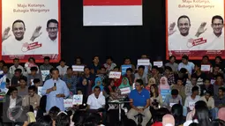 Cagub DKI Jakarta, Anies Baswedan (kiri berdiri) saat melakukan tatap muka dan tanya jawab dengan pemuda di GOR Jakarta Timur, Rabu (4/1). Anies Sandi memaparkan rencana pembangunan beberapa sarana olahraga. (Liputan6.com/Helmi Fithriansyah)