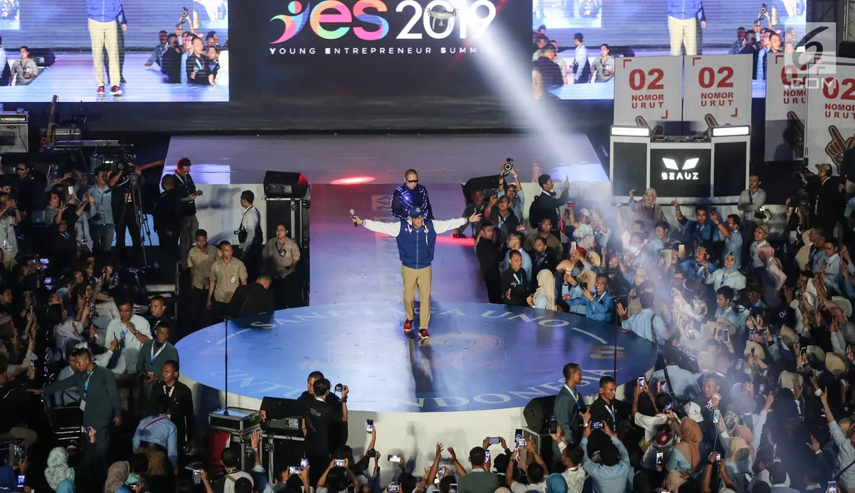 Pengusaha yang juga Cawapres nomor urut 02, Sandiaga Uno menyapa milenial dalam acara Young Entrepreneur Summit (YES) 2019 di Istora Senayan, Jakarta, Rabu (10/4). Ajang inspiratif bertajuk YES 2019 mengusung  tema ‘Arah Baru Ekonomi Indonesia’. (Liputan6.com/Fery Pradolo)