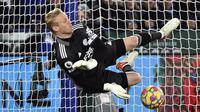 Kekalahan Liverpool ini juga diwarnai dengan kegagalan Mohamed Salah dalam mengeksekusi penalti. Kasper Schmeichel mampu menghadang tendangan pemain asal Mesir tersebut. (AP/Rui Vieira)