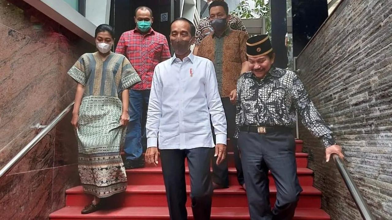 Presiden Jokowi menjenguk mantan Kepala BIN AM Hendropriyono di kediaman pribadinya, Senin (9/5/2022).(Foto: IG Diaz Hendropriyono)