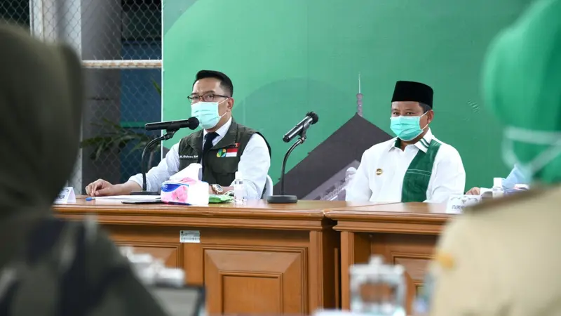 Gubernur Jabar Ridwan Kamil memimpin rapat koordinasi penanggulangan COVID-19 di Gedung Pakuan, Kota Bandung.