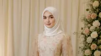 Model Gamis Berbunga dan Dress Putih Islami untuk Acara Pernikahan/AI