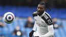 Gelandang Fulham, Andre-Frank Zambo Anguissa mengejar bola saat menghadapi Chelsea pada laga Liga Inggris 2020/2021 di Stamford Bridge, London (1/5/2021). Andre-Frank Zambo Anguissa tampil di Liga Inggris bersama Fulham selama dua musim pada 2018/2019 dan 2020/2021. Sementara dua musim lainnya, 2019/2020 dan 2021/2022 ia dipinjamkan ke Villarreal dan Napoli. Bersama Fulham ia total tampil dalam 58 laga dengan torehan 3 assist. (AFP/Pool/Neil Hall)