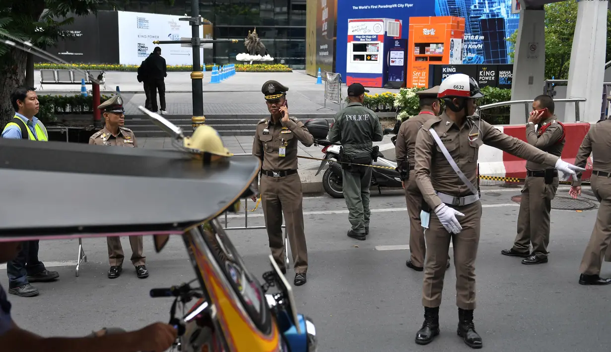 Polisi mengatur lalu lintas di lokasi ledakan di Bangkok  (2/8/2019). Ledakan itu melukai empat orang dan meneror ibu kota Thailand saat menjadi tuan rumah pertemuan keamanan ASEAN yang dihadiri para menteri luar negeri serta diplomat dari Amerika Serikat dan China. (AFP Photo/Lillian Suwanrumpha)