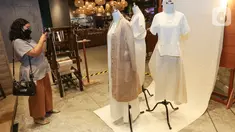 Pengunjung mengambil foto baju dalam pameran SukkhaCitta bertajuk KAPAS di ASHTA District 8, Jakarta, Jumat (22/4/2022). SukkhaCitta menceritakan  penerapan sustainable fashion dalam bisnisnya untuk melindungi lingkungan hidup sekaligus meningkatkan kesejahteraan dan pengembangan masyarakat daerah perkampungan Jawa Tengah dan Jawa Timur. (Liputan6.com/Fery Pradolo)