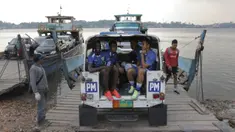 Pemain Persib melintasi Sungai Mahakam untuk berlatih jelang semi final Piala Presiden melawan Mitra Kukar di Stadion Aji Imbut, Tenggarong, Kaltim, Sabtu (3/10/2015). (Bola.com/Vitalis Yogi Trisna) 