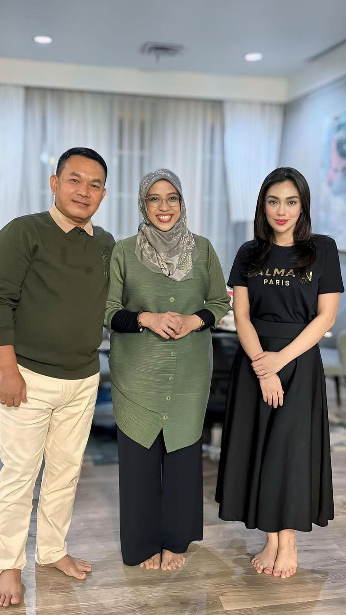 Berdiri di samping istri eks Kasad, Celine terlihat senyum tipis. Kedua perempuan ini sama-sama cantik walau berbeda usia.