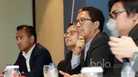 Wakil Ketua Umum PSSI, Joko Driyono (2kanan) saat mendampingi Delegasi FIFA terkait pemberian bantuan FIFA sebesar USD 13,500,000.- di Kantor PSSI, Jakarta, Minggu (19/2/2017). (Bola.com/Nicklas Hanoatubun)