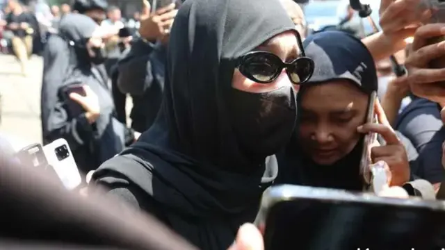 Ayu Ting Ting Melawat ke Rumah Duka Mpok Alpa (Foto: Kapanlagi.com/Budy Santoso)