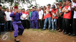Kesenian palang pintu membuka deklarasi Rumah Relawan Suka Haji Lulung di Jakarta, Rabu (30/3/2016). Deklarasi terkait majunya Abraham "Lulung" Lunggana sebagai bakal calon Gubernur DKI Jakarta pada Pilkada 2017. (Liputan6.com/Helmi Fithriansyah)