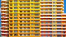 Sebuah hunian dengan warna pelangi yang bernama Sweet Poison yang diabadikan oleh seorang fotografer, Yener Torun. Torun merupakan seorang fotografer yang suka mengabadikan gambar gedung atau bangunan yang unik. (Dailymail.co.uk)