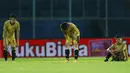 Para pemain Bhayangkara Solo FC tertunduk lesu usai ditaklukkan Persija Jakarta pada laga Piala Menpora 2021 di Stadion Kanjuruhan, Malang, Rabu (31/3/2021). Persija Menang dengan skor 2-1. (Bola.com/M Iqbal Ichsan)