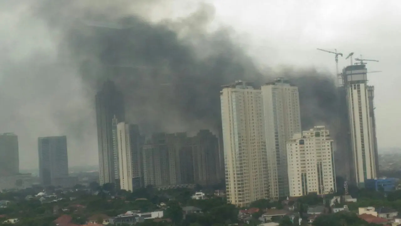 Kebakaran melanda apartemen di kawasan Simprug, Pakubowono, Kebayoran Lama, Jakarta Selatan.