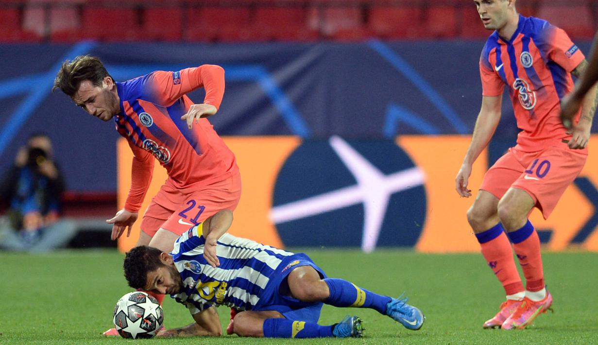 Pemain Chelsea, Benjamin Chilwell, berebut bola dengan pemain FC Porto, Jesus Corona, pada laga Liga Champions di Stadion Ramon Sanchez Pizjuan, Kamis (8/4/2021). Chelsea menang dengan skor 2-0. (AFP/Cristina Quicler)