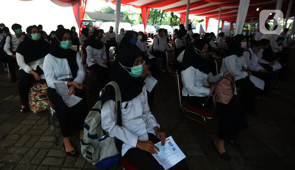 Peserta Seleksi Kompetensi Bidang (SKB) menunggu dimulainya Computer Assisted Test (CAT) untuk Calon Pegawai Negeri Sipil Kemenkumham di Gedung Kepegawaian Negara, Jakarta, Rabu (2/9/2020). Pelaksanaan SKB CPNS yang diikuti 829 peserta itu menerapkan protokol kesehatan. (merdeka.com/Imam Buhori)