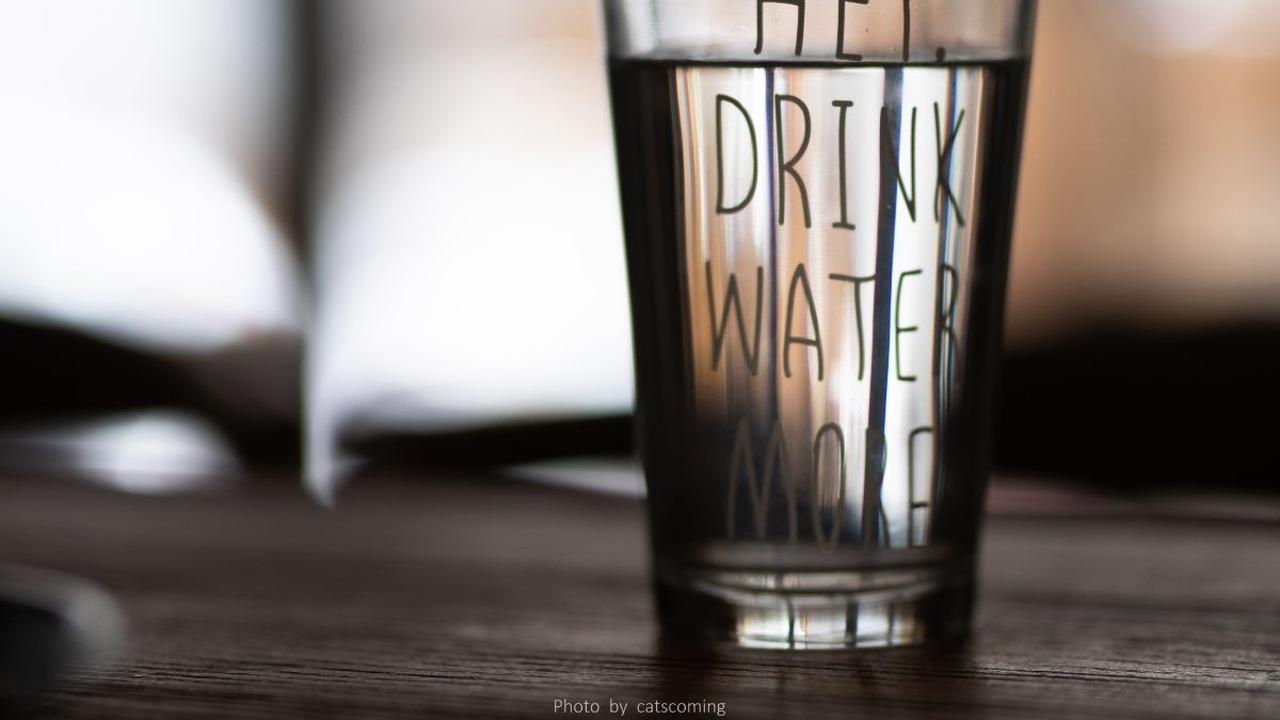 Minum air putih merupakan salah satu hal yang penting untuk kita lakukan sehari-hari. Minum air putih merupakan hal yang penting dilakukan untuk melancarkan kerja tubuh kita.