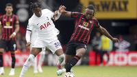 Striker Bournemouth, Antoine Semenyo (kanan) berebut bola dengan bek Tottenham Hotspur, Destiny Udogie pada laga Liga Inggris 2023/2024 di Vitality Stadium, Bournemouth (26/8/2023). Antoine Semenyo saat ini tengah menjalani musim kedua bersama Bournemouth sejak didatangkan pada tengah musim 2022/2023 dari Bristol City dengan nilai transfer 10,25 juta euro. Hanya berkarier di Inggris, Bournemouth menjadi satu-satunya klub Premier League Liga Inggris yang pernah dibelanya. (PA via AP Photo/Adam Davy)