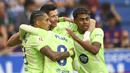 Para pemain Barcelona merayakan gol yang dicetak oleh Robert Lewandowski ke gawang Alaves pada laga pekan ke sembilan Liga Spanyol di Stadion Mendizorroza, Minggu (06/10/2024). (AP Photo/Miguel Oses)