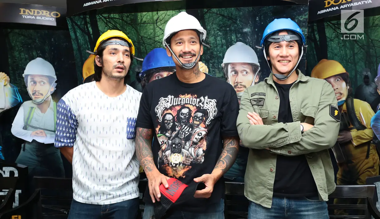 Tora Sudiro bersama Abimana Aryasatya dan Vino Bastian saat mempromosikan film terbarunya Warkop DKI Reborn Jangkrik Boss! Part 2 di Jakarta (1/8/2017). (Liputan6.com/Herman Zakharia)