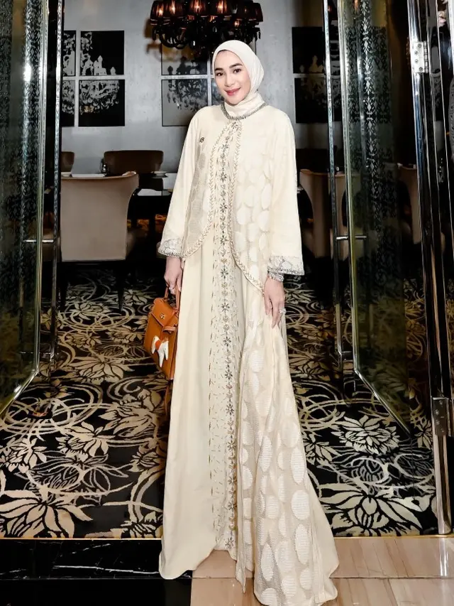 Model Gamis Erin Taulany yang Simpel tapi Berkelas