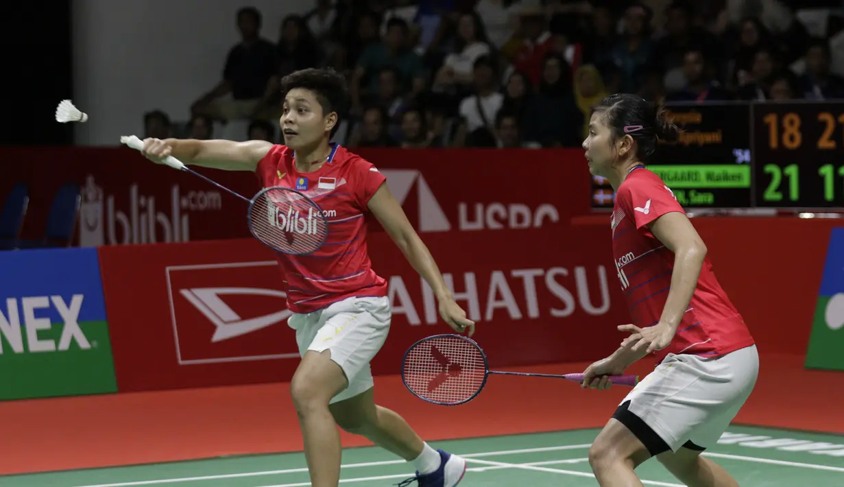 Ganda Putri Indonesia, Greysia Polii/Apriyani Rahayu, saat melawan wakil Denmark, Maiken Fruergaard/Sara Thygesen, pada laga final Daihatsu Indonesia Masters 2020 di Istora, Jakarta, Minggu (19/1). Greysia/Apriyani menang 18-21, 21-11, dan 23-21. (Bola.com/M Iqbal Ichsan)