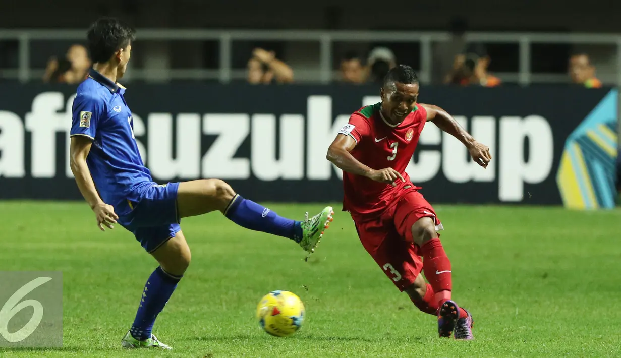 Bek Timnas Indonesia, Abduh Lestaluhu (kanan) mencoba melewati hadangan pemain Thailand saat final pertama Piala AFF 2016 di Stadion Pakansari, Bogor, Rabu (14/12). Indonesia unggul 2-1 atas Thailand. (Liputan6.com/Helmi Fithriansyah)