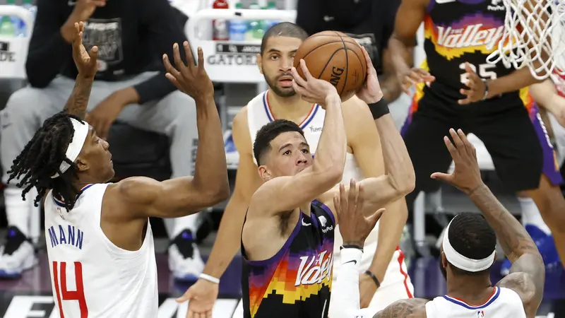 Aksi Pemain Suns Devin Booker (no 1) saat melawan Clippers di final Wilayah Barat NBA