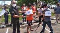 Rekonstruksi pembunuhan KL, remaja berusia 18 tahun di Palembang oleh TH (16) di malam Idul Fitri 1441 Hijriah (Liputan6.com / Nefri Inge)