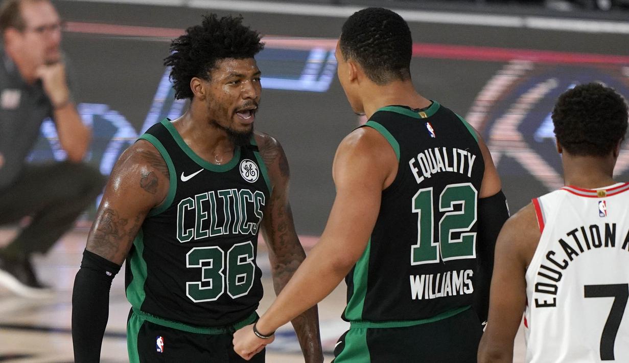 Pebasket Boston Celtics, Marcus Smart, melakukan selebrasi bersama Grant Williams saat melawan Toronto Raptors pada semifinal playoff Wilayah Timur NBA, Rabu (2/9/2020). Celtics menang dengan skor 102-99. (AP Photo/Mark J. Terrill)