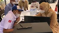 Deputi Kemenko Perekonomian Tinjau Langsung Pendaftaran Subsidi BBM Tepat Sasaran di Bandung. (Dok Pertamina)