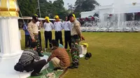 Enam Orang Paskibraka 2017 Diajak Pembina Mengganti Tali Tiang Bendera di Istana Negara. 