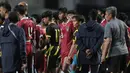 Arkhan Kaka mendapatkan banyak support dari sejumlah pemain Malaysia U-17 usai pertandingan. (Bola.com/Ikhwan Yanuar)