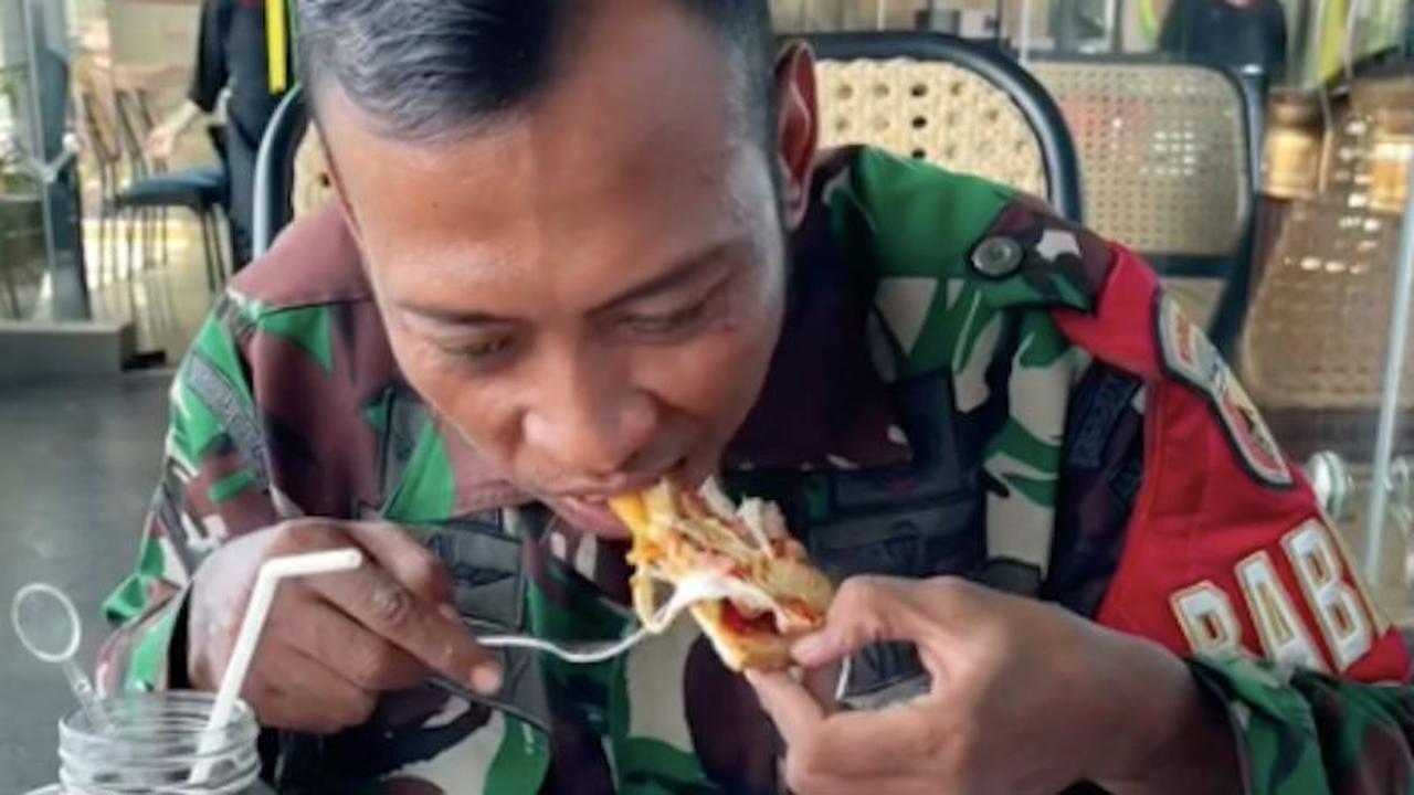 ⁠Muka Babinsa Ini Pucat Saat Makan Pizza, 'Enggak Ndan, Biar Saya Sikap Tobat Saja