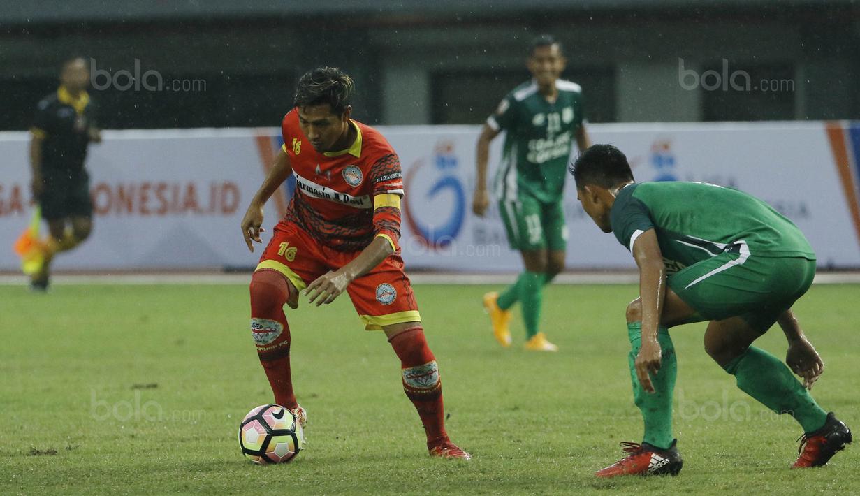 Kapten Martapura FC, Qischil G Minny, berusaha melewati pemain PSMS Medan pada laga Liga 2 di Stadion Patriot, Bekasi, Senin (13/11/2017). PSMS Medan menang 2-1 atas Martapura FC. (Bola.com/ M Iqbal Ichsan)