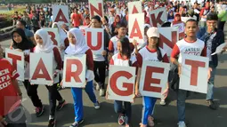 Aksi solidaritas massa yang tergabung dari Lentera Anak Indonesia di Bundaran HI, Jakarta, Minggu (24/7). Memperingati Hari Anak, mereka meminta Presiden Jokowi melindungi anak-anak Indonesia dari dampak konsumsi rokok. (Liputan6.com/Johan Tallo)