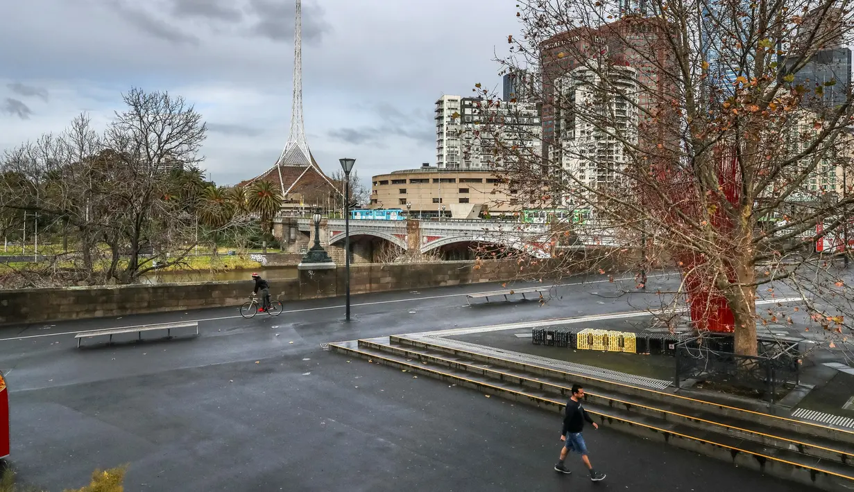 Pemandangan jalan raya pejalan kaki yang biasanya sibuk di Melbourne setelah kota terbesar kedua di Australia itu memberlakukan lockdown ketat, Jumat (16/7/2021). Lockdown di Melbourne, adalah yang kelima sejak pandemi dimulai satu setengah tahun yang lalu. (ASANKA BRENDON RATNAYAKE/AFP)