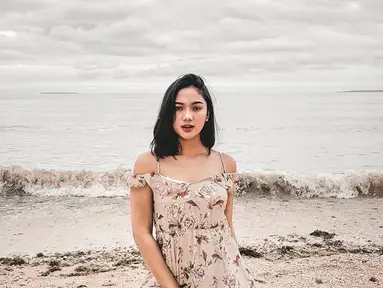 Gadis yang akrab disapa Lala ini dikenal dengan gayanya yang modis. Dalam berbagai pemotretan, Lala biasa tampil dengan berbagai gaya rambut. Misalnya dalam foto yang diunggah pada awal tahun 2019 yang satu ini. Lala tetap cantik meski rambutnya tersapu angin pantai. (Liputan6.com/IG/@lalamarionmj)