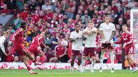 Pemain Liverpool, Dominik Szoboszlai, melepaskan tendangan bebas ke gawang Arsenal pada laga pekan ketiga Premier League 2025/2026 di Stadion Anfield, Minggu (31/8/2025). (AP Photo/Jon Super)