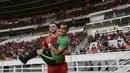 Striker Persija, Marko Simic, menggendong rekannya Riko Simanjuntak usai melawan Persela pada laga Liga 1 di SUGBK, Jakarta, Selasa (20/11). Persija menang 3-0 atas Persela. (Bola.com/Vitalis Yogi Trisna)