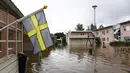 Area banjir setelah hujan lebat di Hemsta, Gavle, Swedia Rabu (18/8/2021). Hujan deras di Swedia timur telah menggenangi beberapa area pemukiman, dengan beberapa jalan dan jembatan tergenang saat hujan terus turun. (Fredrik Sandberg/TT News Agency/AFP)